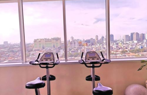 Jakarta Apartamento | Strategic 2BR Thamrin Apt with Pool & Gym by 2ndHome