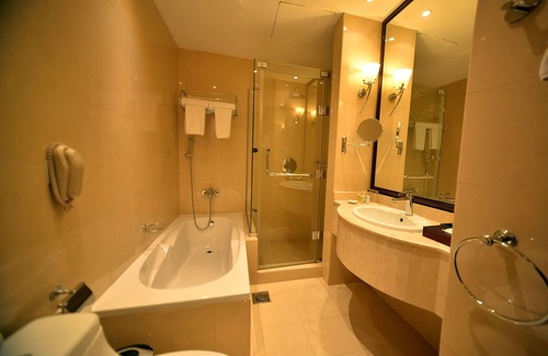 Doha Hotel | Strato Hotel by Warwick