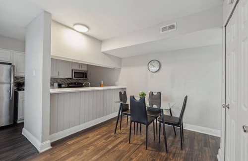 South Arlington Apartamento | Stratton 409A I Spacious 2 Bed 1.5 Bath