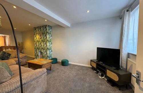 Swindon Casa | Stratton House, Sleeps 13, 6 bedrooms, Parking, Long Stay Disc