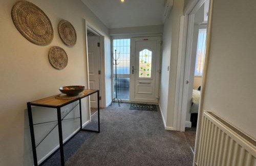 Swindon Casa | Stratton House, Sleeps 13, 6 bedrooms, Parking, Long Stay Disc