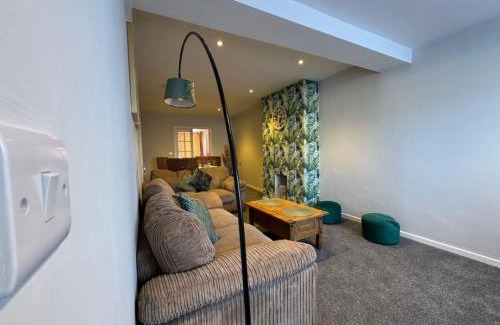 Swindon Casa | Stratton House, Sleeps 13, 6 bedrooms, Parking, Long Stay Disc