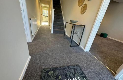 Swindon Casa | Stratton House, Sleeps 13, 6 bedrooms, Parking, Long Stay Disc
