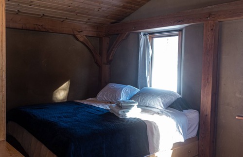 Mount Horeb Otro | Straw clay sauna house on organic farm