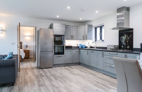 Holsworthy Cabaña | STRAWBERRY BANK - NUTHATCH, pet friendly, with hot tub in Bridgerule