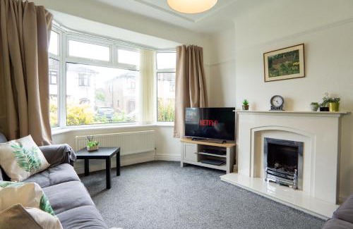 Hunts Cross Apartamento | Strawberry Fields House - Air Host & Stay - 3 Bedroom