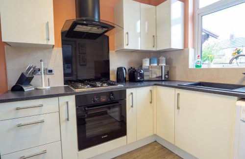 Hunts Cross Apartamento | Strawberry Fields House - Air Host & Stay - 3 Bedroom