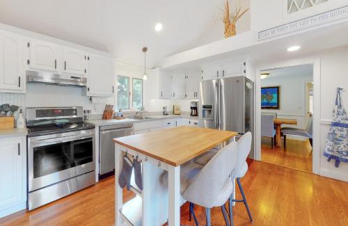 Hyannis Casa | Strawberry Hill Haven