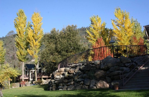Big Bar Cabaña | Strawhouse Resorts on the Beautiful Trinity River
