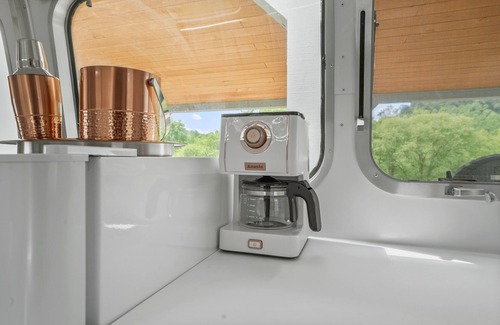 Rockbridge Casa | Streams and Dreams at Laurel Run Luxury Airstream Glamping Cosmopolitan Unit 4