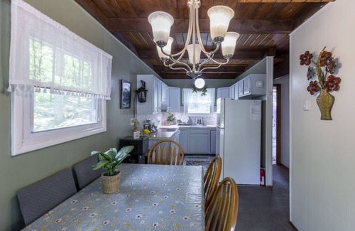 Hamlin Chalet De Esquí | Streamside Chalet with Hot Tub 🔥Pivate Playground-Family Friendly by pool/lake