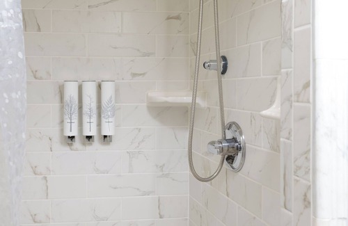 Marina District Hotel | Street-Facing Dog-Friendly Queen Room with Kitchen, Free Parking & Wi-Fi