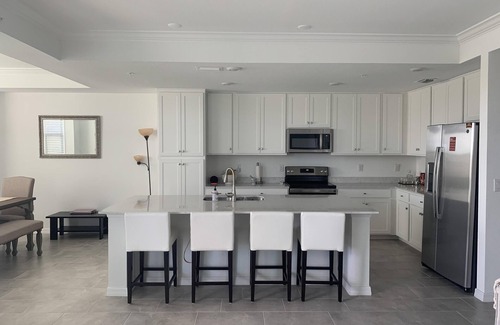 Lakewood Ranch Condominio | Striking 3rd floor 2/bed, 2/bath condo with golf & lake view