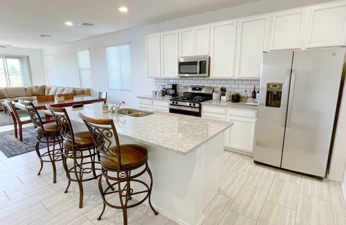 Tucson Casa | Striking 4 BD, 3 BA New Home Has It All