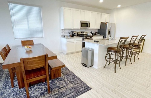 Tucson Casa | Striking 4 BD, 3 BA New Home Has It All