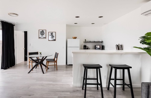 Desert Hot Springs Apartamento | Striking Black & White Apt w Gated Entrance & Yard