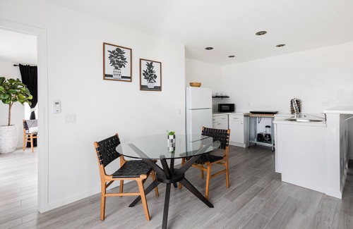 Desert Hot Springs Apartamento | Striking Black & White Apt w Gated Entrance & Yard