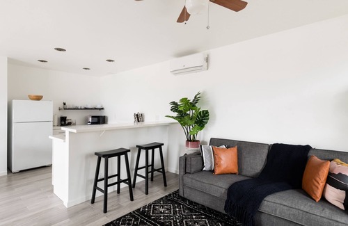 Desert Hot Springs Apartamento | Striking Black & White Apt w Gated Entrance & Yard