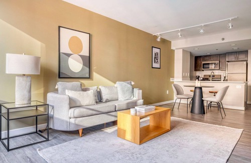 Court House Apartamento | Striking Clarendon 1BR w/ Gym & Basketball, near Bars, by Blueground