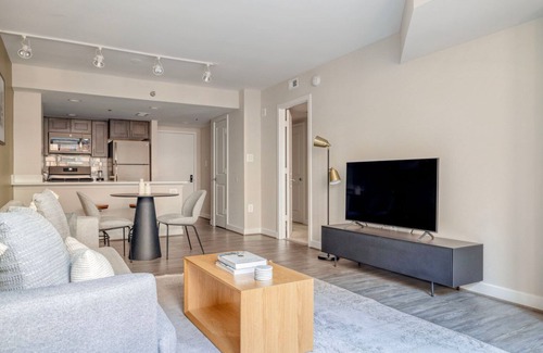 Court House Apartamento | Striking Clarendon 1BR w/ Gym & Basketball, near Bars, by Blueground