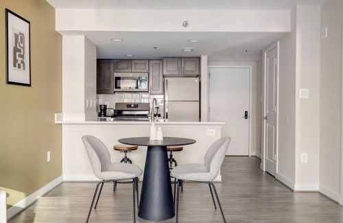 Court House Apartamento | Striking Clarendon 1BR w/ Gym & Basketball, near Bars, by Blueground