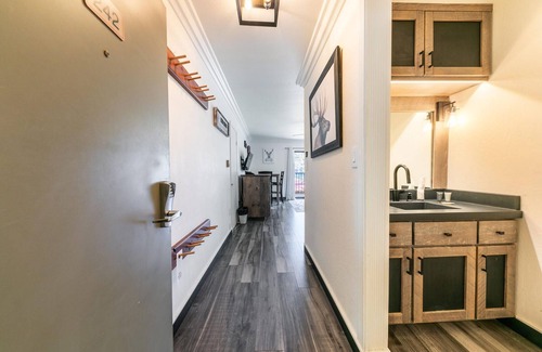 Truckee Condominio | Striking King Studio w/Partial Lake View #242 at Donner Lake Village