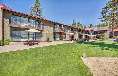 Truckee Condominio | Striking King Studio w/Partial Lake View #242 at Donner Lake Village