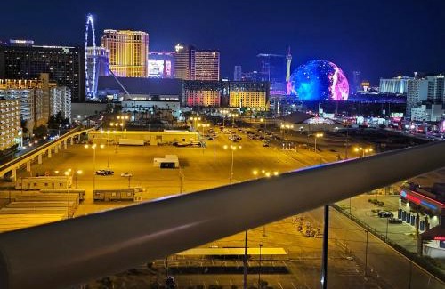 Las Vegas Apartamento | Strip & Sphere view - Separate Living room - 2 Full Bath - Full Kitchen - Balcony - 900 sqft - MGM Signature