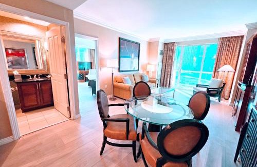 Las Vegas Apartamento | Strip & Sphere view - Separate Living room - 2 Full Bath - Full Kitchen - Balcony - 900 sqft - MGM Signature