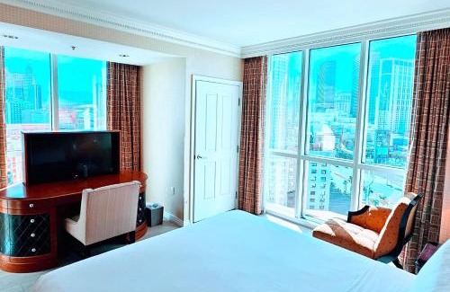 Las Vegas Apartamento | Strip & Sphere view - Separate Living room - 2 Full Bath - Full Kitchen - Balcony - 900 sqft - MGM Signature