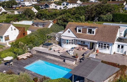 Trenance Casa | Stroll to beach, private pool, bar/bbq, hot tub, games+media room, dog friendly