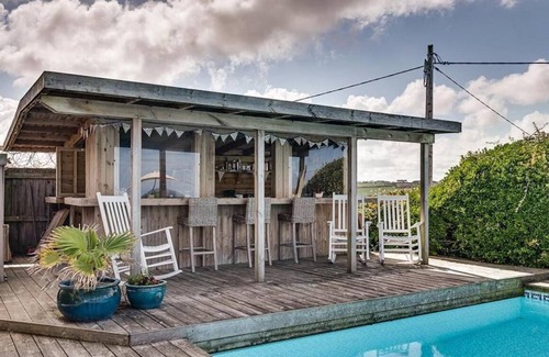 Trenance Casa | Stroll to beach, private pool, bar/bbq, hot tub, games+media room, dog friendly