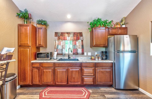 West Sedona Casa | Stroll to Red Rock trails w HOT TUB! Modern 1 Bd, W. Sedona