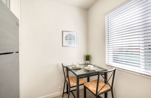Belmont Shore Apartamento | Stroll to the Beach from your 2nd Street Studio