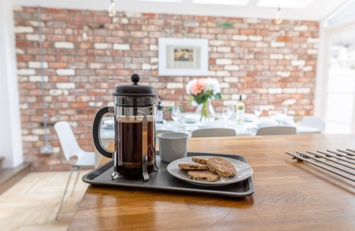 Riverside Casa | Stroll To The City Centre In From Chic Refurbished Townhouse