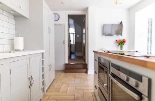 Riverside Casa | Stroll To The City Centre In From Chic Refurbished Townhouse