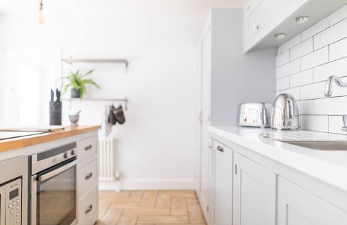 Riverside Casa | Stroll To The City Centre In From Chic Refurbished Townhouse