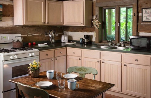 Logan Cabina | Strong Wolf Cabin by The Inn & Spa at Cedar Falls