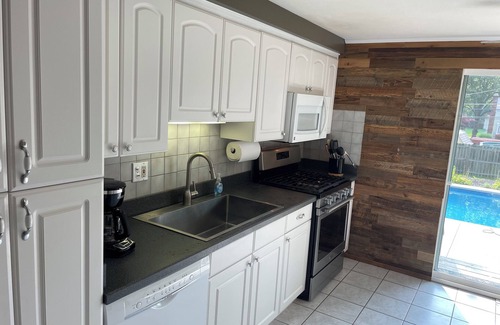 Strongsville Casa | Strongsville oasis inground pool 6 person hot tub, getaway close to it all