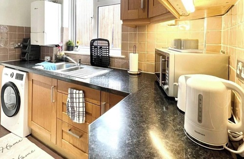 Wainscot Casa | Strood Home-Sleeps 6-Great for Groups & Families