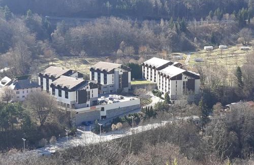 Brides-les-Bains Apartamento | Studio équipé avec balcon, proche thermes et centre, calme - FR-1-512-233