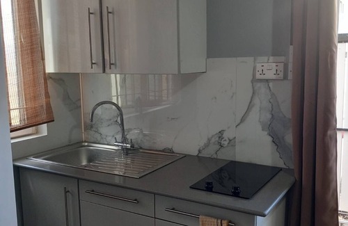 Mahebourg Apartamento | estudio con cocina y baño equipados, piscina comunitaria y lavadora.
