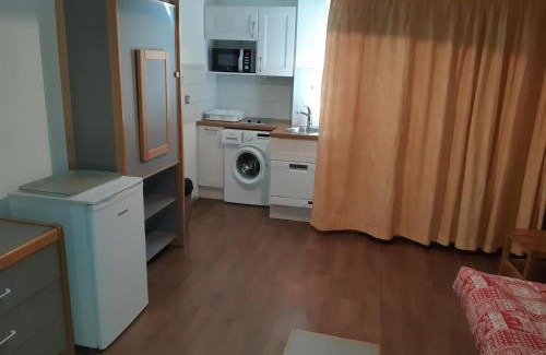 Brides-les-Bains Apartamento | Studio 2* au Centre de Brides-les-Bains, Balcon, Wifi, Parking Couverts, Proche Télécabine et Spa - FR-1-512-80