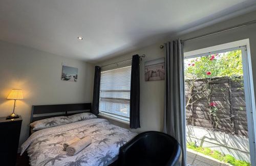Staines Apartamento | Studio-2 Staines,Heathrow, London-own entrance