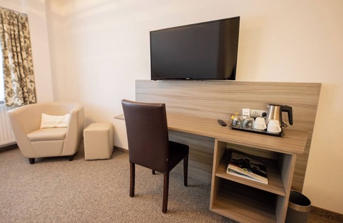 Dorumer Neufeld Apartamento | Studio 203. Bright interior and garden view.