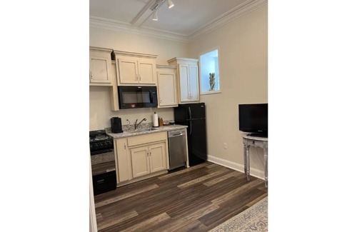 Tifton Apartamento | Studio 3- Eclectic apartment with green space view