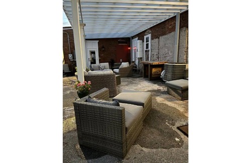 Tifton Apartamento | Studio 3- Eclectic apartment with green space view