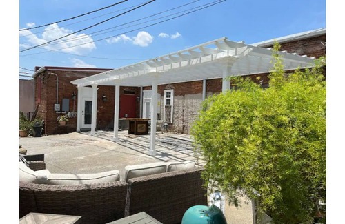 Tifton Apartamento | Studio 3- Eclectic apartment with green space view