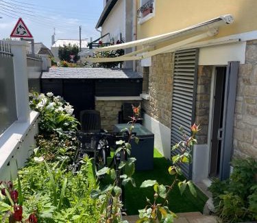 Parame Cama Y Desayuno | STUDIO 3 Mn de la PLAGE Terrasse Vélos Proche de la ville fortifiée