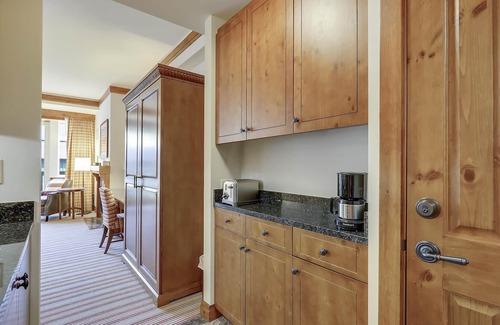 Stowe Area Condominio | Stowe Mountain Lodge Ridgeline Studio - estacionamiento con valet de cortesía